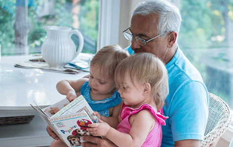 ¿Por qué mi abuelo actúa diferente? Cómo explicar la enfermedad de Alzheimer a sus hijos