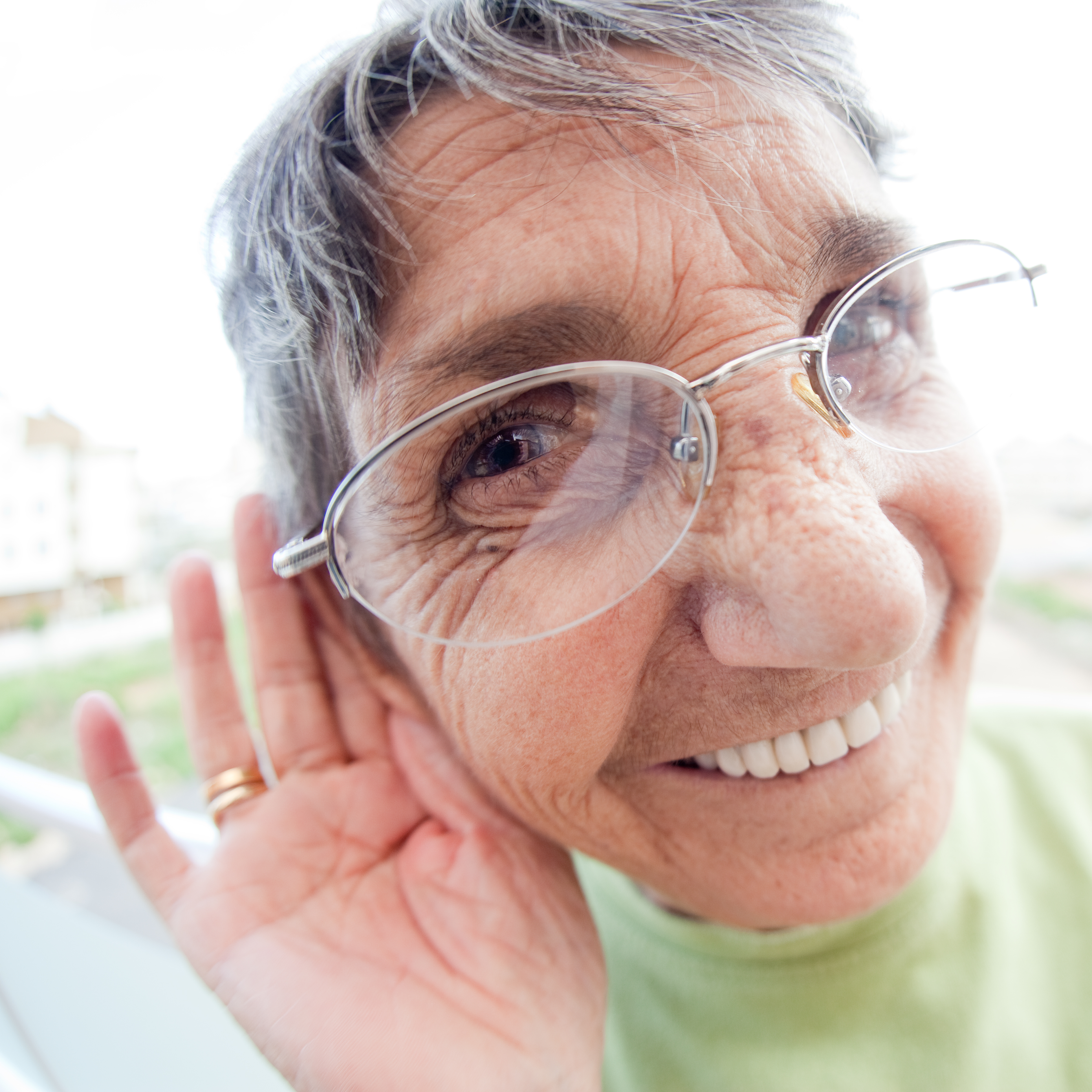 Los ojos, los oídos y el cerebro están interconectados. Si tiene problemas para ver u oír, puede aumentar el riesgo de sufrir pérdida de memoria y demencia.
